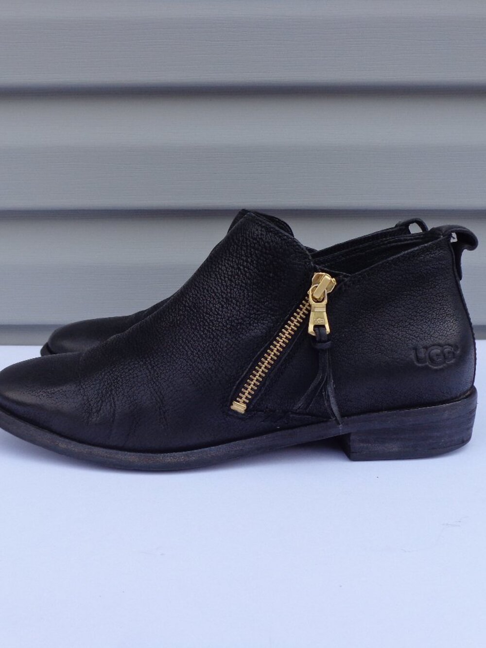 UGG Glee Black Leather Gold-toned Side Zip Low Heel Ankle Booties Women's Sz 8.5